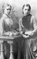 Леся Українка з Маргаритою Комаровою. Фото 1889 р.