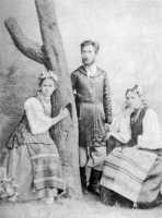 Леся Українка з братом Михайлом і Маргаритою Комаровою. Фото початку 1890-х років.