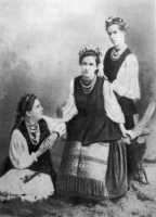 Оксана Старицька, Ольга Косач, Леся Українка. Фото 1896 р.